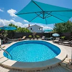 1 Bedroom Beautiful In Apartament Peroj
