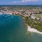 1 Bedroom Beautiful In Peroj