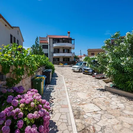 1 Bedroom Beautiful In *