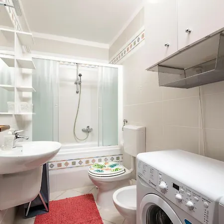 Pet Friendly In With Kitchen *
