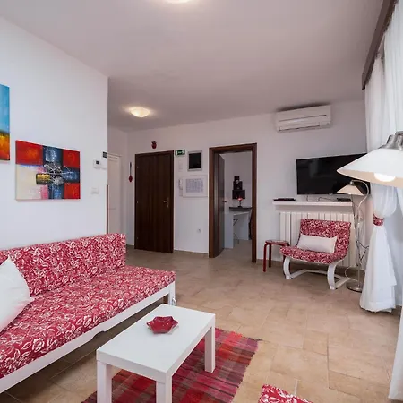 Pet Friendly In With Kitchen *